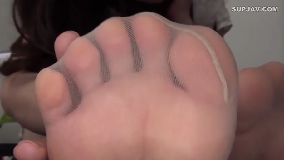 室内 · 足部特写 · 展示 · 不清晰 · 肉色连裤袜 · 脚尖对准镜头