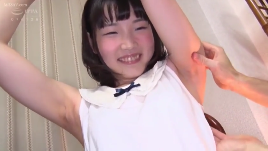 室内 · 抚摸 · 笑容 · 白色无袖上衣 · 腋下 · 腋控 · 举双手