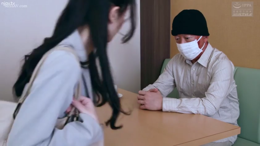 餐厅 · 黑色针织帽 · 男性穿条纹衬衫 · 男性的侧脸特写 · 男子平静