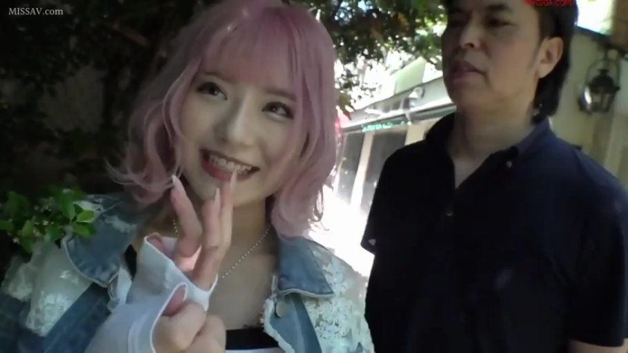 中景 · 站姿 · 互动 · 牛仔外套 · 户外街道 · 开心的笑容 · 粉色短发