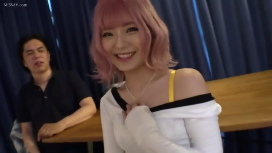 室内房间 · 甜蜜微笑 · 黄色内衣肩带 · 光线明亮 · 项链 · 女子面部特写