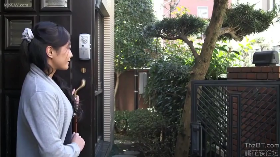 等待 · 住宅门口 · 发圈 · 灰色开衫外套 · 女性侧脸特写