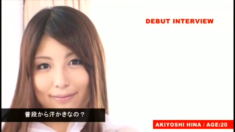 温柔 · 头部特写 · 白色上衣 · 摄影棚 · DEBUT INTERVIEW标题 · 访谈背景