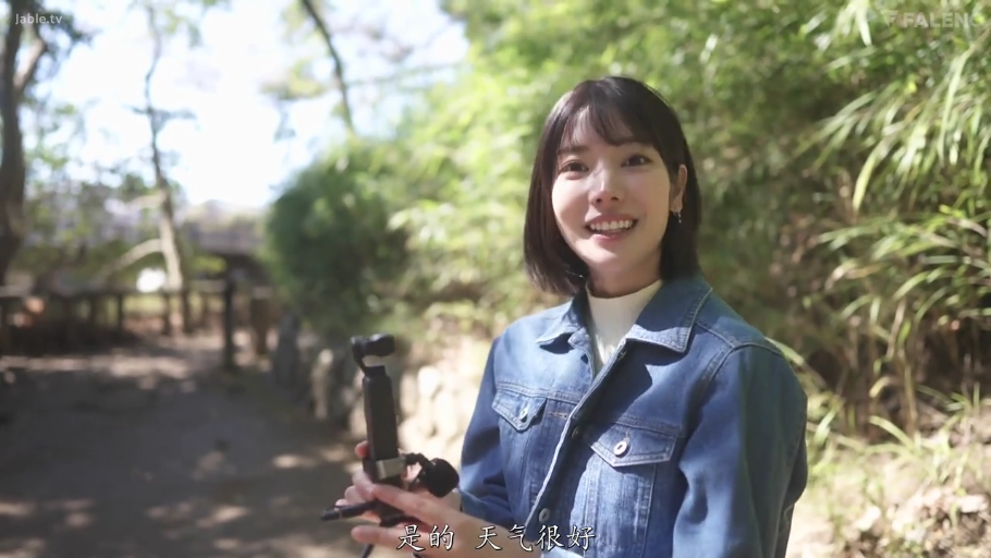 中景 · 站姿 · 微笑 · 户外 · 短发 · 牛仔外套 · 录影 · 稳定器