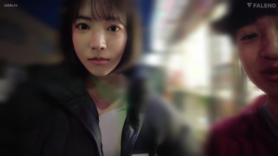 注视镜头 · 深色羽绒服 · 光线较暗 · 夜间街头 · 男性侧脸 · 自拍设备