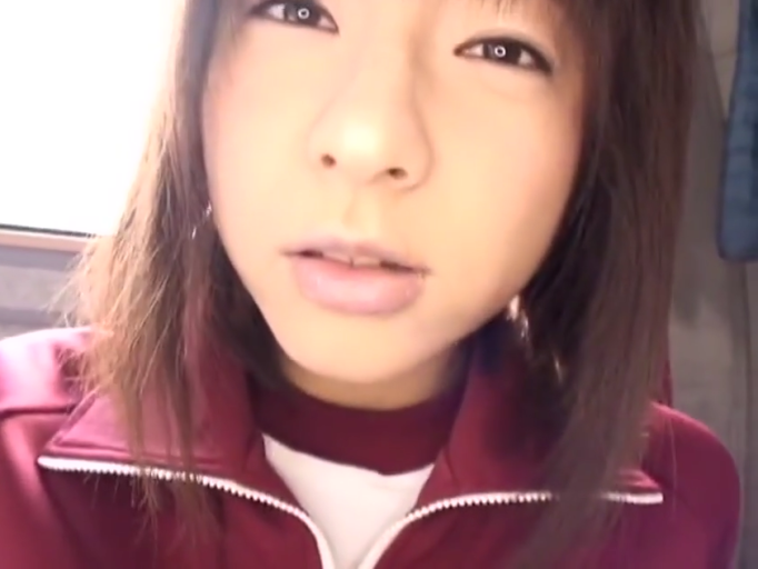 室内 · 微张嘴 · 面部特写 · 红色拉链运动外套
