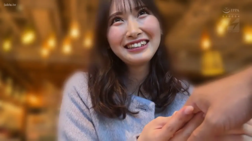脸部特写 · 咖啡厅 · 幸福表情 · 浅色针织毛衣