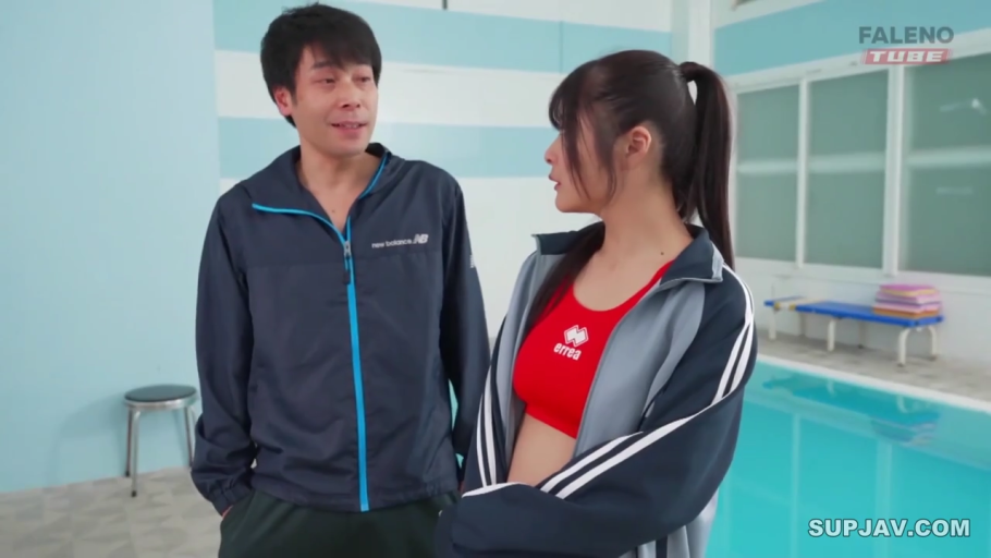 交流中 · 室内游泳池 · 人物半身特写 · 男性穿着深蓝色运动夹克