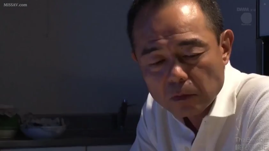 坐姿 · 严肃 · 面部特写 · 进食 · 白色POLO衫 · 室内厨房 · 厨具 · 中年男子