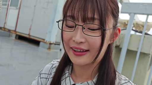 格子衬衫 · 脸部特写 · 户外天台 · 微低头