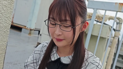 羞涩 · 面部特写 · 黑色领结 · 天台 · 黑框眼镜