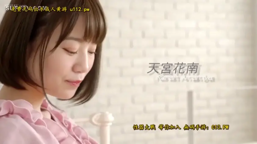 室内 · 脸部特写 · 粉色荷叶边上衣 · 侧面姿势