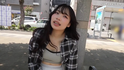 微张嘴 · 上半身特写 · 室外场景 · 灰色运动文胸 · 人行道