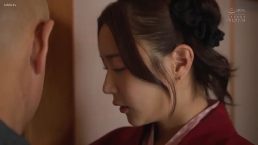 室内 · 神情严肃 · 红色和服 · 女性侧脸特写