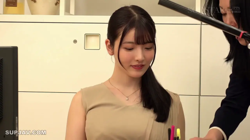 办公室 · 面带微笑 · 笔筒 · 颈部项链特写 · 深色西装外套（侧面）