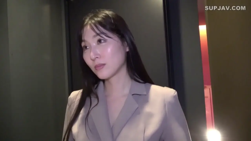 室内 · 面部 · 站立 · 平淡 · 长发 · 西装