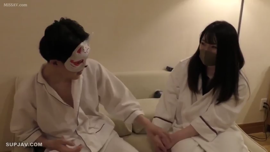 室内 · 坐姿 · 交谈 · 微笑 · 睡衣 · 素人 · 狐狸面具