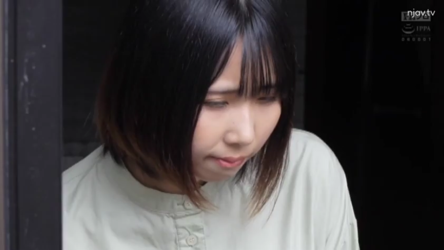 室内 · 若有所思 · 眼神特写 · 浅色休闲衬衫