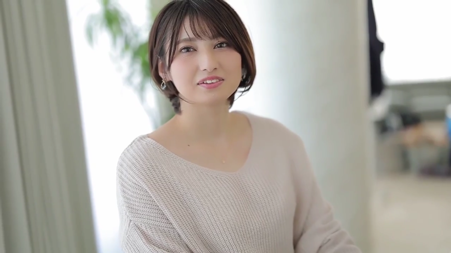 温柔 · 面部特写 · 室内房间 · 米色针织毛衣