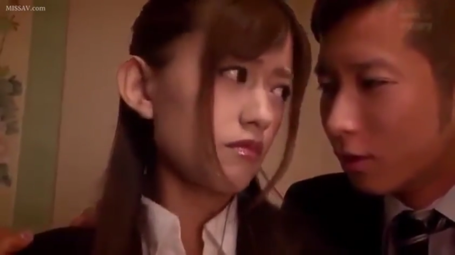 室内 · 深色西装外套 · 两人面部特写 · 女子神情紧张