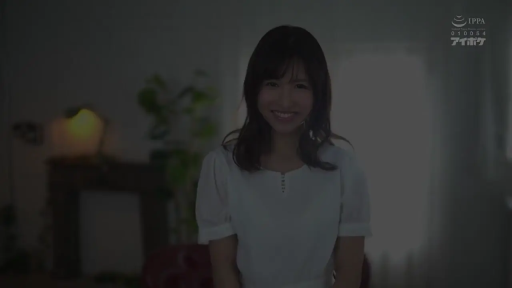室内 · 脸部特写 · 微笑 · 白色上衣 · 家具 · 光线昏暗