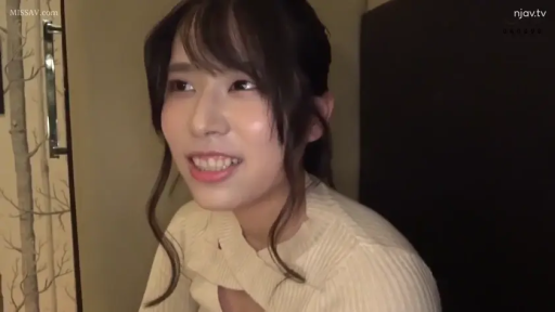 室内 · 坐姿 · 面部 · 羞涩 · 微笑 · 长发 · 白色针织衫