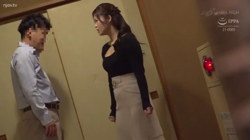 走廊 · 对话中 · 女子黑色紧身长袖上衣 · 两人上半身侧拍