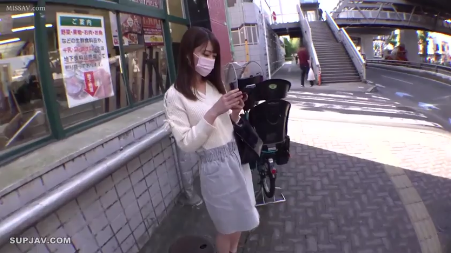 站立 · 中景 · 自然 · 户外 · 自行车 · 街头 · 粉色口罩 · 低头看手机