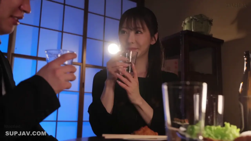 微醺 · 酒杯 · 深色上衣 · 居酒屋 · 人物面部特写