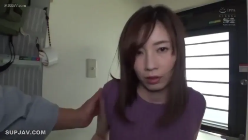 室内 · 略显专注 · 男性手部与女性肩部接触特写 · 紫色圆领短袖上衣