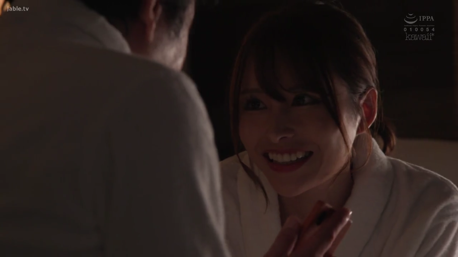 室内 · 微笑 · 面部特写 · 对视 · 昏暗 · 面对面 · 白色浴袍