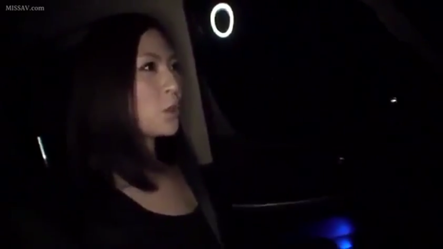 坐姿 · 脸部 · 平静 · 对话 · 车内 · 黑色上衣 · 安全带 · 夜间