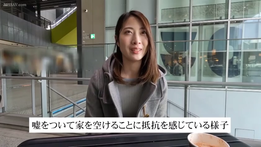 顔のクローズアップ · 愧疚 · 室内休息区 · 画面带有日语字幕 · 针织内搭