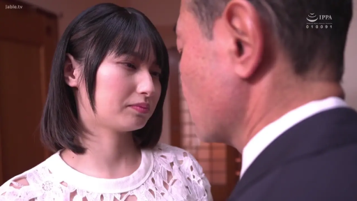 室内 · 白色镂空蕾丝上衣 · 侧面视角 · 女性委屈