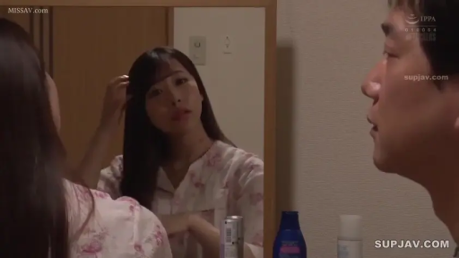 平静 · 洗面所 · 碎花睡衣 · 铝罐 · 女性面部反射特写 · 镜面反射