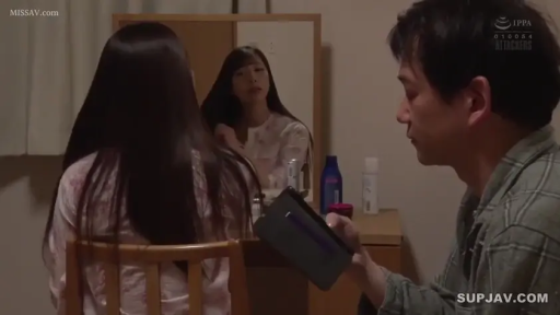 卧室 · 平板电脑 · 女子平静 · 镜中反射的女子面部 · 男子穿格纹家居衬衫