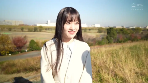 顔部のクローズアップ · 微笑 · 草地 · 内搭浅色衬衫 · 晴天