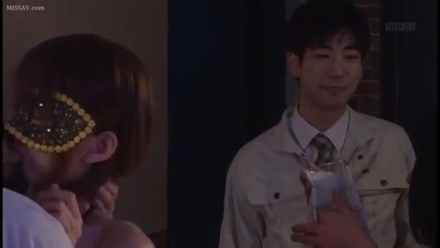 室内 · 面部 · 站立 · 微笑 · 酒杯 · 亲吻 · 派对 · 假面