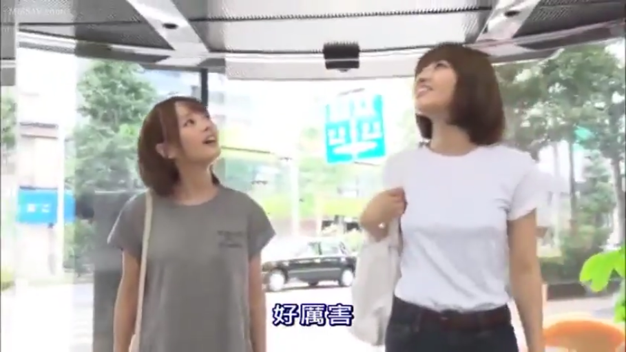 中文字幕 · 公交车站 · 交谈表情 · 深色裤子 · 帆布包 · 头部及半身特写