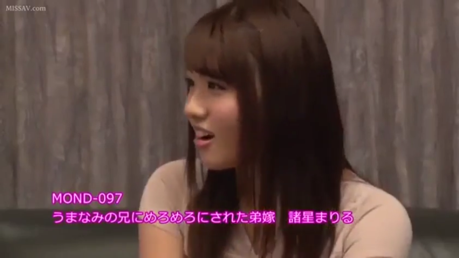 室内 · 坐姿 · 交谈 · 休闲服 · 惊讶 · 视频截图 · 侧脸特写