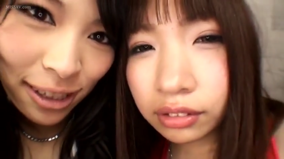 室内 · 眼部特写 · 微笑 · 红色吊带背心