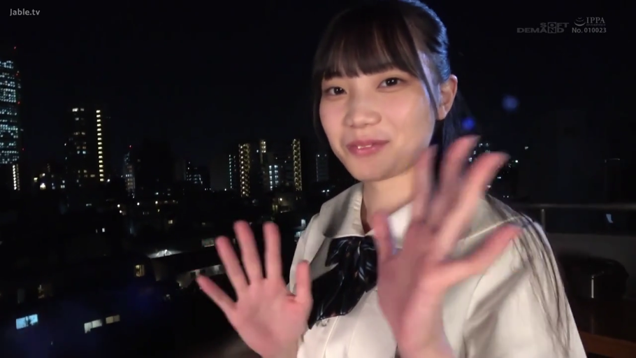 温柔 · 面部特写 · 夜间 · 深色领结 · 室外