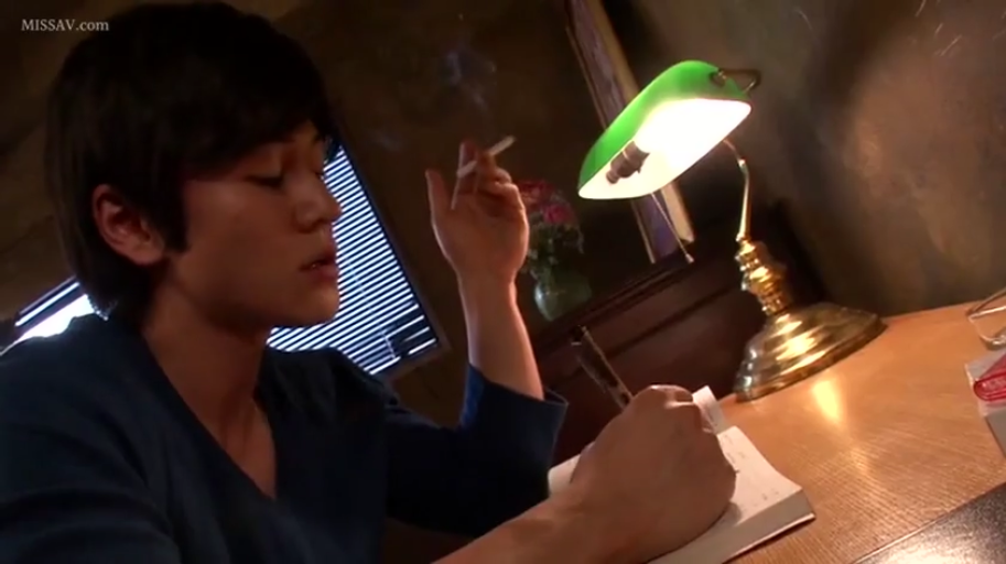 若有所思 · 书房 · 香烟 · 握笔的手 · 有台灯光线照射 · 深蓝色V领长袖衫