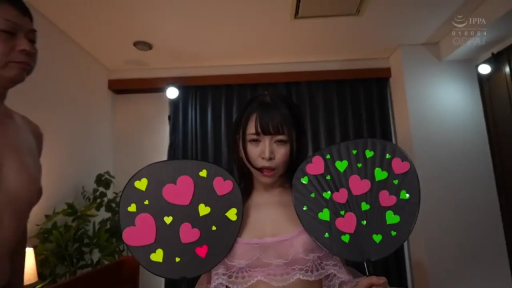 卧室 · 女性微张嘴部 · 胸部区域（被扇遮挡） · 透视装效果 · 粉色蕾丝透视上衣 · 心形图案折扇