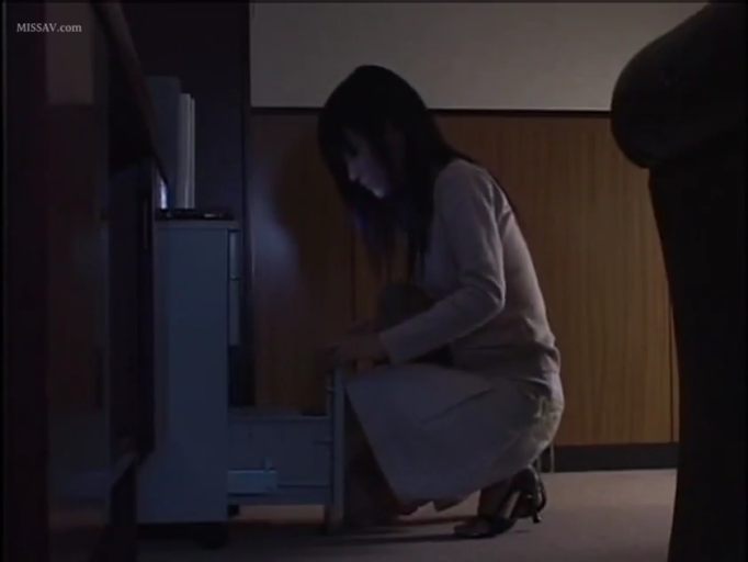 平靜 · 办公室 · 过膝半身裙 · 光线较暗 · 侧身全身照