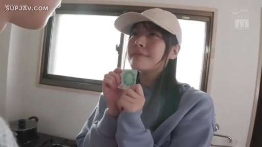 双手持物特写 · 温顺 · 厨房 · 避孕套 · 准备阶段 · 蓝色宽松卫衣