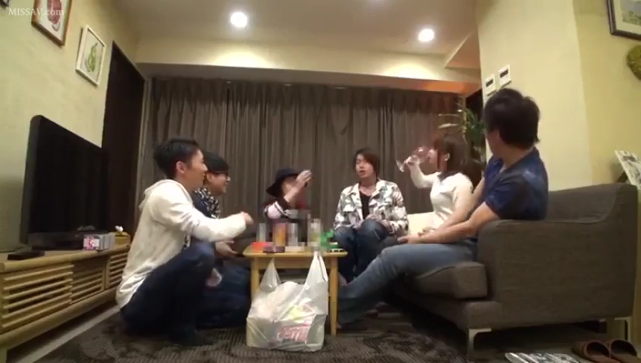 客厅 · 牛仔裤 · 酒杯 · 神情放松