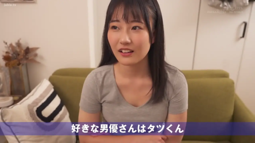 リビング · 上半身特写 · 自然放松 · 日语字幕 · 灰色短袖T恤