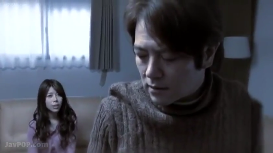 室内 · 坐姿 · 忧郁 · 面部特写 · 交流 · 窗帘 · 毛衣 · 影视截图