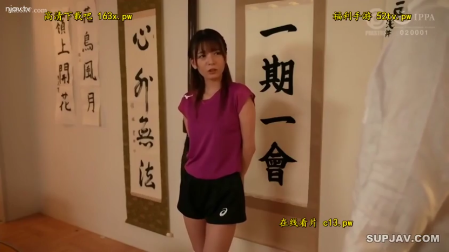 挂有字画的房间 · 困惑 · 水印 · 上半身中景 · 紫色运动T恤